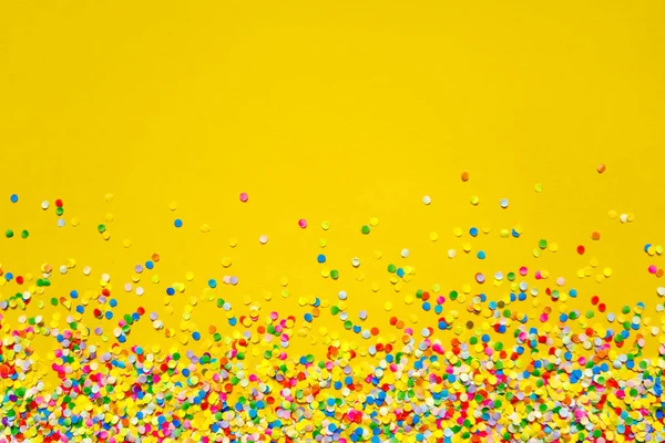 Confetti Colorido Delante Fondo Naranja — Foto de Stock