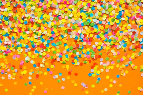 Confetti Colorido Delante Fondo Naranja — Foto de Stock