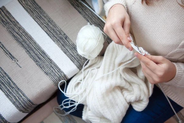 Rapariga Escreve Cobertor Tapete Travesseiros Perto Janela — Fotografia de Stock