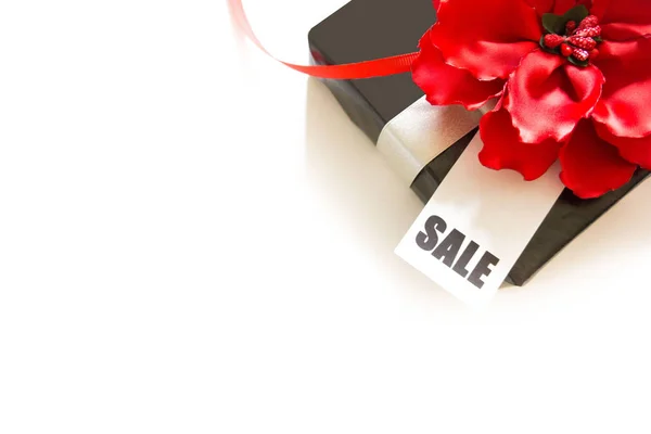 黑色和白色礼品盒 白色背景 黑色星期五 红色丝带 — 图库照片