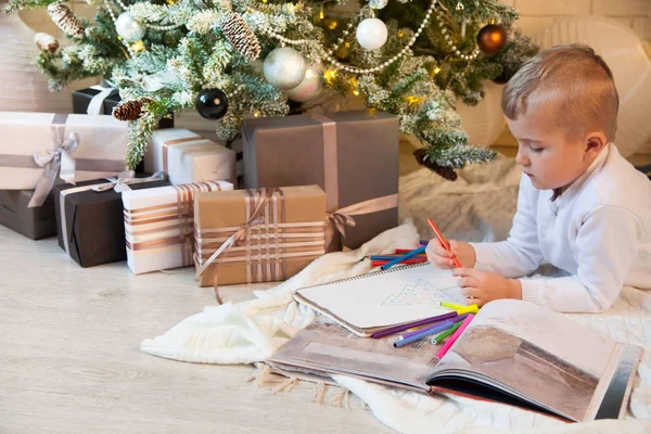 아이는 앨범 표지에 크리스마스 그린 트리를 그립니다.. — 스톡 사진