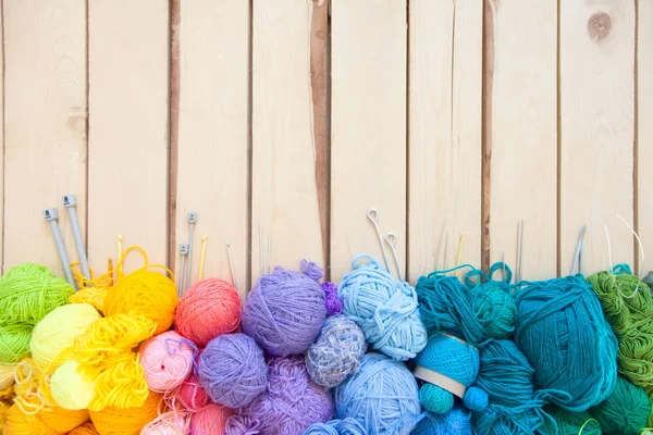 色糸のボール 上からの眺め 虹のすべての色 サンプルニット かぎ針編み — ストック写真