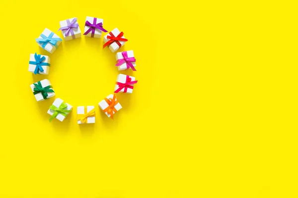 Εορταστικός Κύκλος Διακόσμησης Κορδέλες Για Δώρα Από Χρώμα Του Ουράνιου — Φωτογραφία Αρχείου