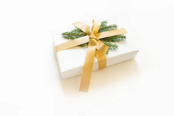 Cajas Regalo Blancas Navidad Ramas Abeto Fondo Blanco Cinta Oro — Foto de Stock