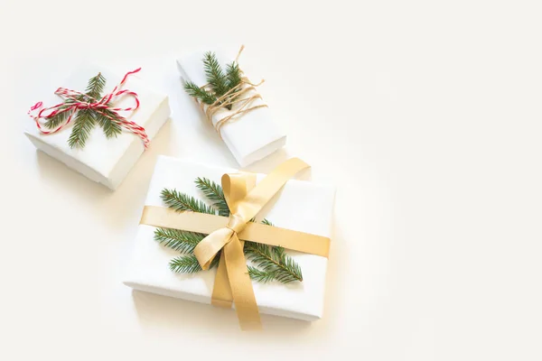 Confezioni Regalo Natale Bianche Rami Abete Sfondo Bianco Nastro Oro — Foto Stock