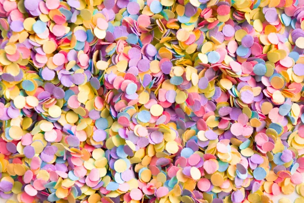 Confetti Esparcidos Diferentes Colores Sobre Fondo Blanco Confeti Festivo Decoración — Foto de Stock