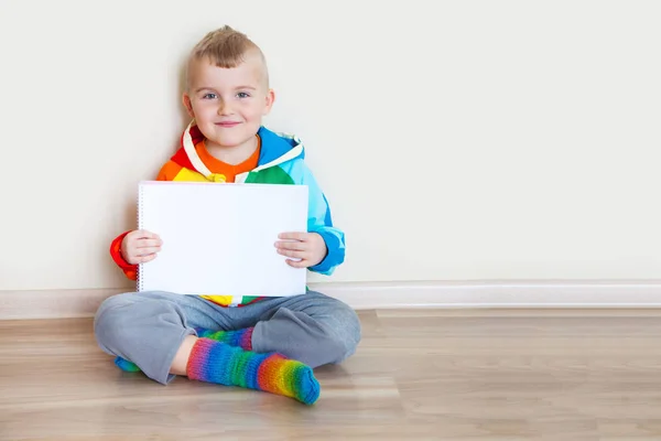 Ragazzo Tiene Album Con Una Pagina Vuota Iscrizione Testo — Foto Stock