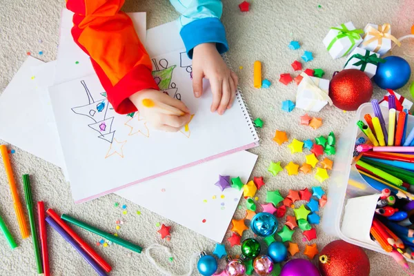 Il bambino disegna un albero di Natale con pennarelli e matita colorata — Foto Stock