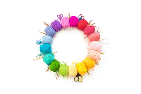 編み物のためのカラフルな虹の糸 ホック はさみおよび編み針 — ストック写真