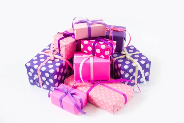 Farbige Geschenkboxen Mit Bunten Bändern Weißer Hintergrund Geschenke Zum Valentinstag — Stockfoto