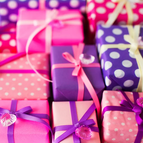 Farbige Geschenkboxen Mit Bunten Bändern Weißer Hintergrund Geschenke Zum Valentinstag — Stockfoto