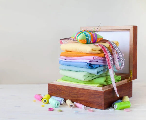 Pilha Dobrada Tecido Colorido Cama Agulha Tesoura Fita Métrica Fundo — Fotografia de Stock