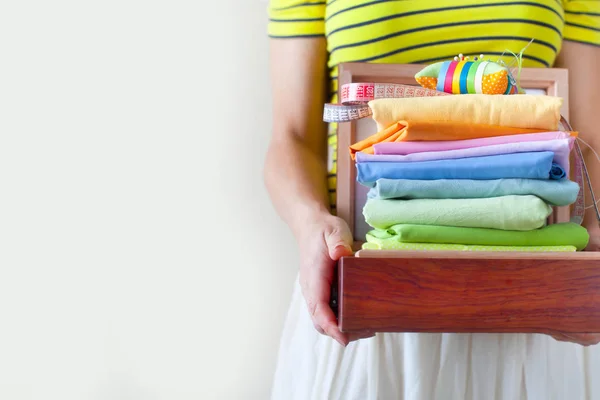 Uma Mulher Segurando Uma Pilha Com Tecidos Coloridos Cama Agulha — Fotografia de Stock