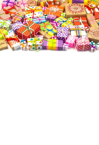 Gekleurde Geschenkdozen Met Kleurrijke Linten Gele Achtergrond Cadeaus Voor Kerstmis — Stockfoto
