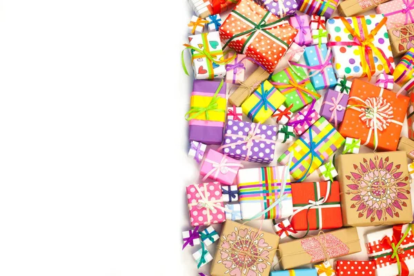 Цветные Подарочные Коробки Красочными Лентами Желтый Фон Подарки Рождество День — стоковое фото