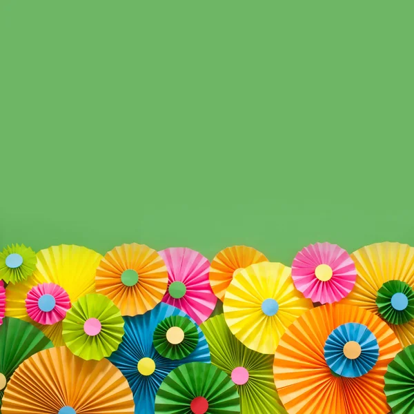 Colorida Roseta Papel Brillante Decoración Para Una Fiesta Fondo Verde —  Fotos de Stock