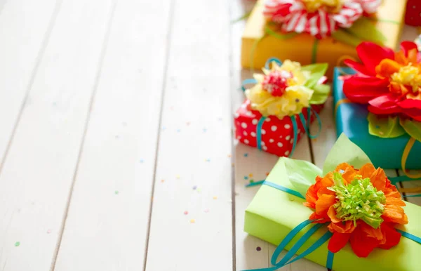 Bloemen Van Papier Gemaakt Witte Houten Achtergrond — Stockfoto