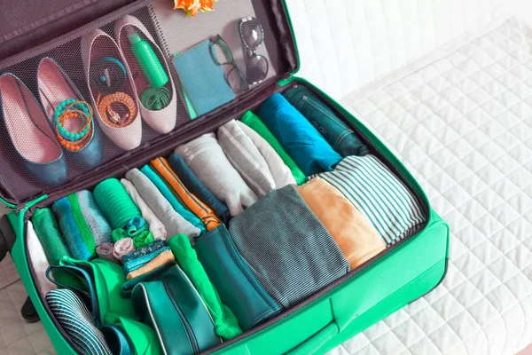 Rendelés Bőröndben Gyűjtsd Össze Ruhákat Úton — Stock Fotó