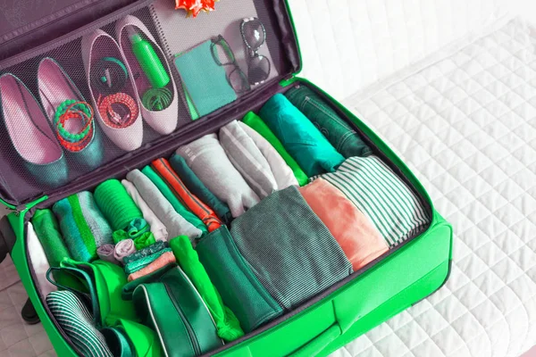 Die Bestellung Koffer Klamotten Sammeln Auf Der Reise — Stockfoto