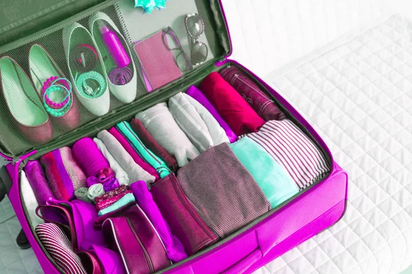 Die Bestellung Koffer Klamotten Sammeln Auf Der Reise — Stockfoto