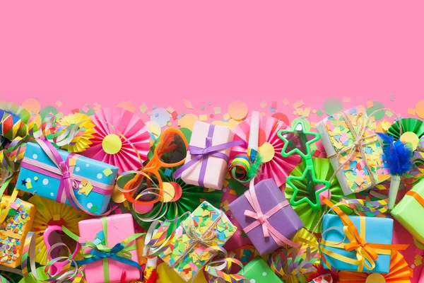 Regalos Guirnalda Decoración Festiva Confeti Fondo Rosa — Foto de Stock