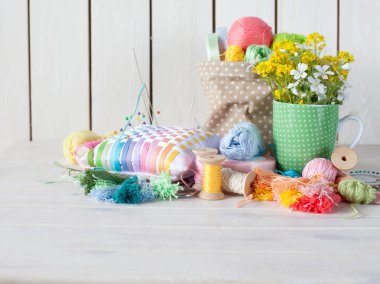 İpden yapılmış püskül. Bobinlerdeki renkli iplik. İğne ve aksesuarlar, dikiş işleri için.