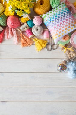 İpden yapılmış püskül. Bobinlerdeki renkli iplik. İğne ve aksesuarlar, dikiş işleri için.