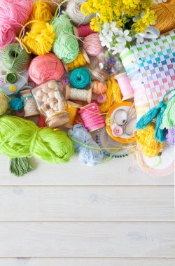 İpden yapılmış püskül. Bobinlerdeki renkli iplik. İğne ve aksesuarlar, dikiş işleri için.