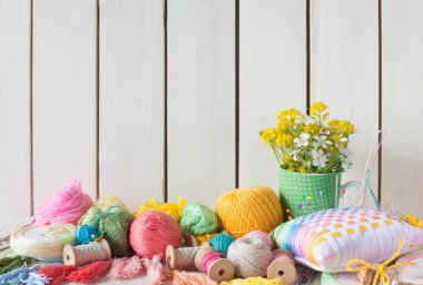 İpden yapılmış püskül. Bobinlerdeki renkli iplik. İğne ve aksesuarlar, dikiş işleri için.