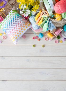 İpden yapılmış püskül. Bobinlerdeki renkli iplik. İğne ve aksesuarlar, dikiş işleri için.