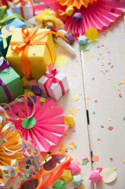 Renkli hediye kutuları renkli şeritler. Beyaz arka plan. Noel veya doğum günü için hediyeler.