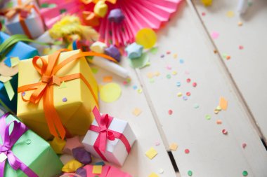 Renkli hediye kutuları renkli şeritler. Beyaz arka plan. Noel veya doğum günü için hediyeler.