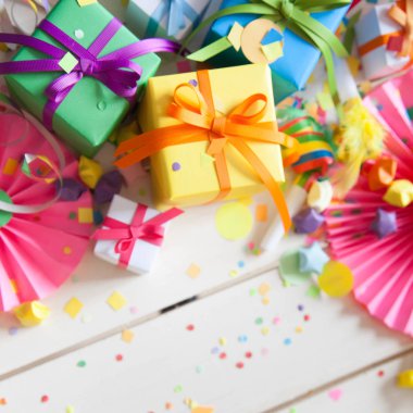 Renkli hediye kutuları renkli şeritler. Beyaz arka plan. Noel veya doğum günü için hediyeler.