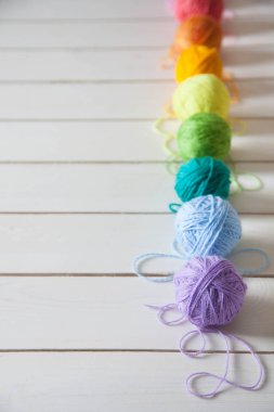 Renkli iplik yumakları. Yukarıdan bak. Gökkuşağının tüm renkleri. Örgü örneği. Tığ işi..