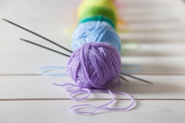 Renkli iplik yumakları. Yukarıdan bak. Gökkuşağının tüm renkleri. Örgü örneği. Tığ işi..