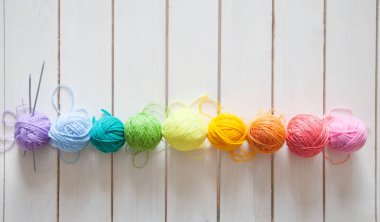 Renkli iplik yumakları. Yukarıdan bak. Gökkuşağının tüm renkleri. Örgü örneği. Tığ işi..