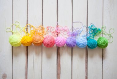 Renkli iplik yumakları. Yukarıdan bak. Gökkuşağının tüm renkleri. Örgü örneği. Tığ işi..