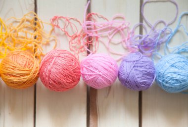 Renkli iplik yumakları. Yukarıdan bak. Gökkuşağının tüm renkleri. Örgü örneği. Tığ işi..