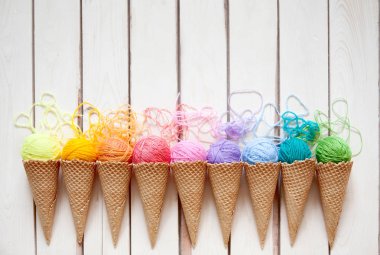 İplik topları bir gözleme külah dondurma için yalan. Renkli yün.