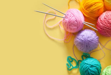 İplik topları bir gözleme külah dondurma için yalan. Renkli yün.