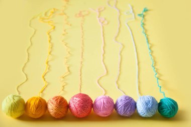 İplik topları bir gözleme külah dondurma için yalan. Renkli yün.