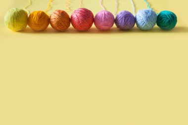 İplik topları bir gözleme külah dondurma için yalan. Renkli yün.