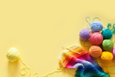 İplik topları bir gözleme külah dondurma için yalan. Renkli yün.