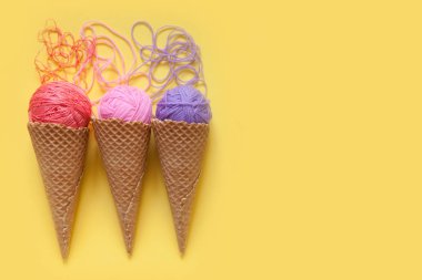 İplik topları bir gözleme külah dondurma için yalan. Renkli yün.