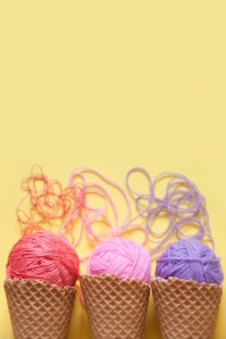 İplik topları bir gözleme külah dondurma için yalan. Renkli yün.