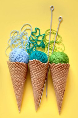 İplik topları bir gözleme külah dondurma için yalan. Renkli yün.