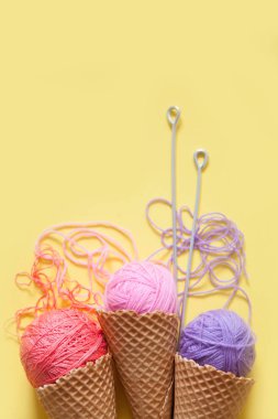 İplik topları bir gözleme külah dondurma için yalan. Renkli yün.