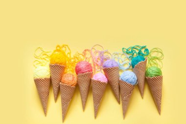 İplik topları bir gözleme külah dondurma için yalan. Renkli yün.