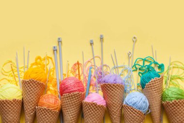 İplik topları bir gözleme külah dondurma için yalan. Renkli yün.