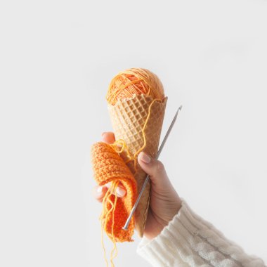 İplik topları bir gözleme külah dondurma için yalan. Renkli yün.